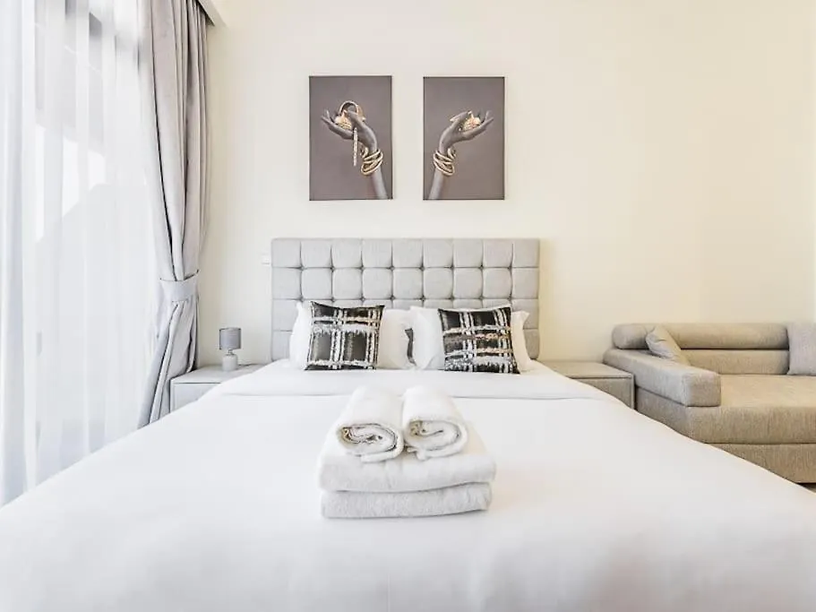 Relaxing Studio Retreat In Vibrant Meydan City Dubai Appartamento